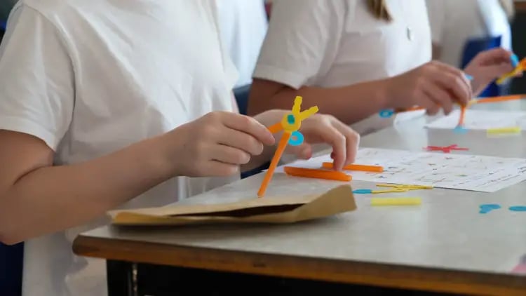 Strawbees Build in Classroom