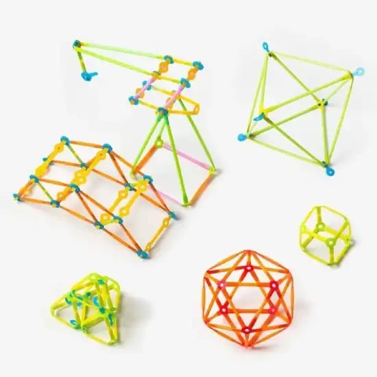 Strawbees Builds 550 x 550