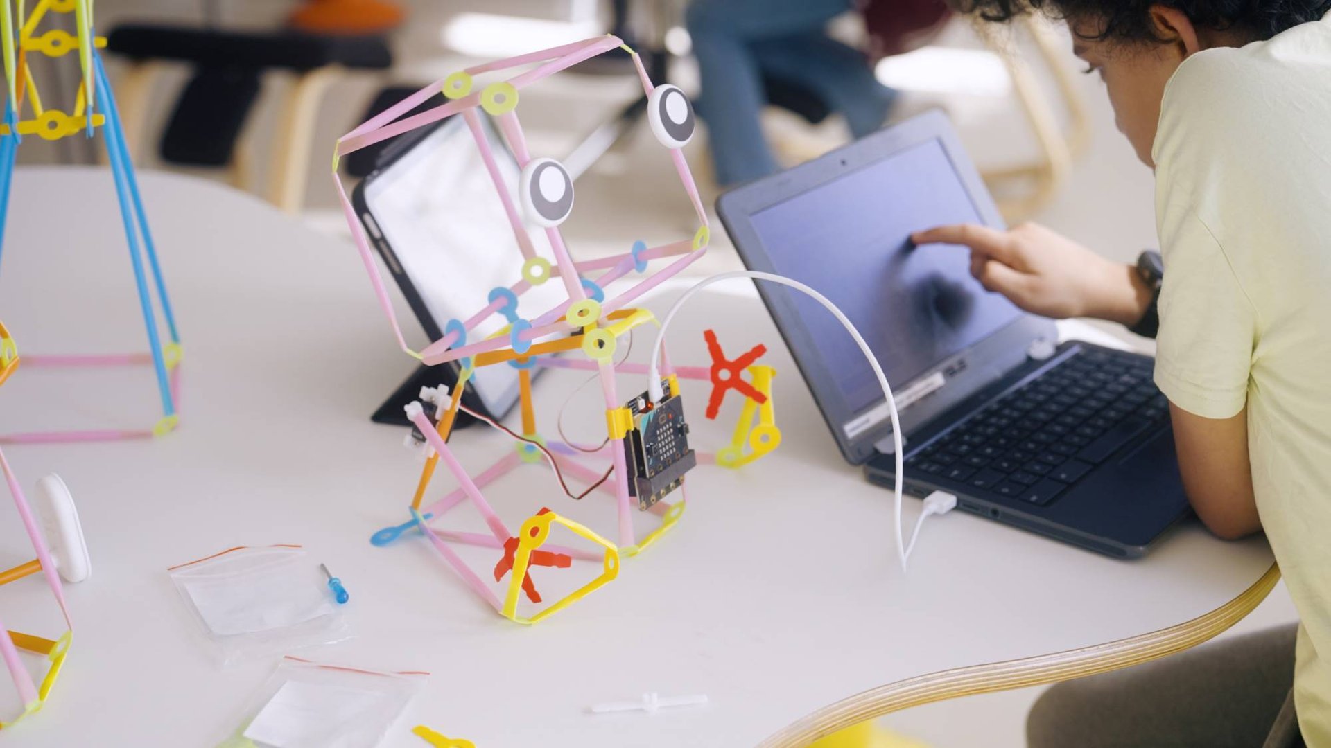 A student coding a robot with Strawbees and micro:bit.